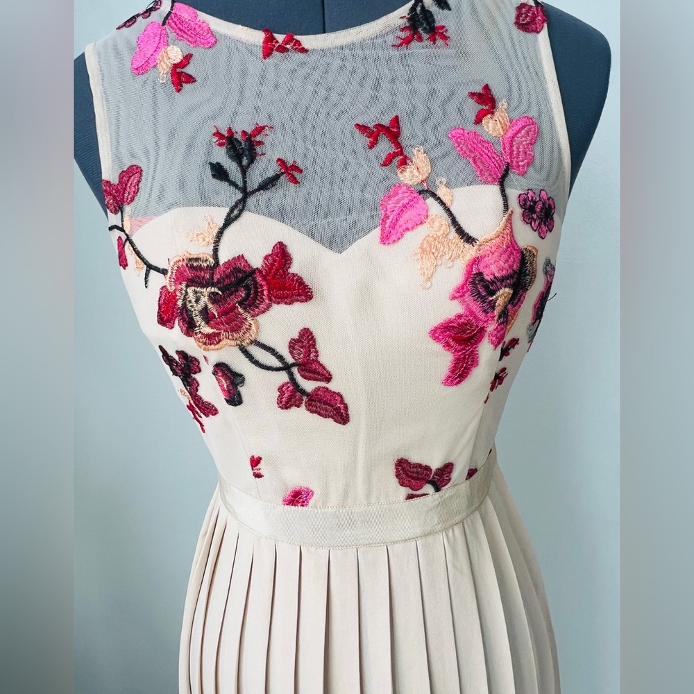 Little Mistress Sz 4 Long Cream Embroidered  w/ Flowers Pleated
Dress NWT
